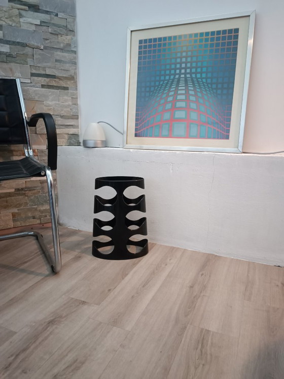 Image 1 of Soporte para botellas diseñado por Ran Lerner para Umbra 2009.