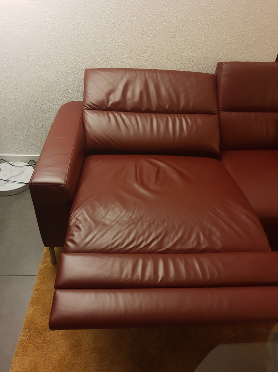 Image 1 of Elegante divano in pelle rosso scuro, con comandi reclinabili elettrici.