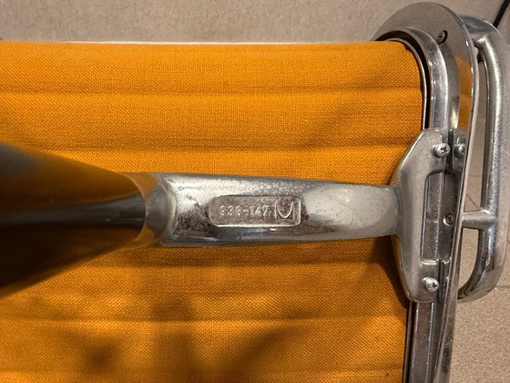 Vitra | Eames | EA107 | Hopsak Naranja | 2 unidades – Sillas de conferencia, Textil, Aluminio (photo 15 of 16)