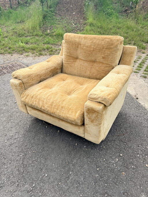 Extra grote fauteuil uit de jaren 70 in goudkleurig fluweel.