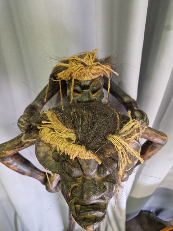 Image 1 of Un grande verme con un piccolo verme sulla schiena