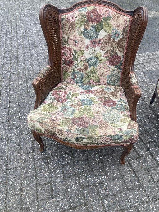 Armchair (wing) dimensions are approximately