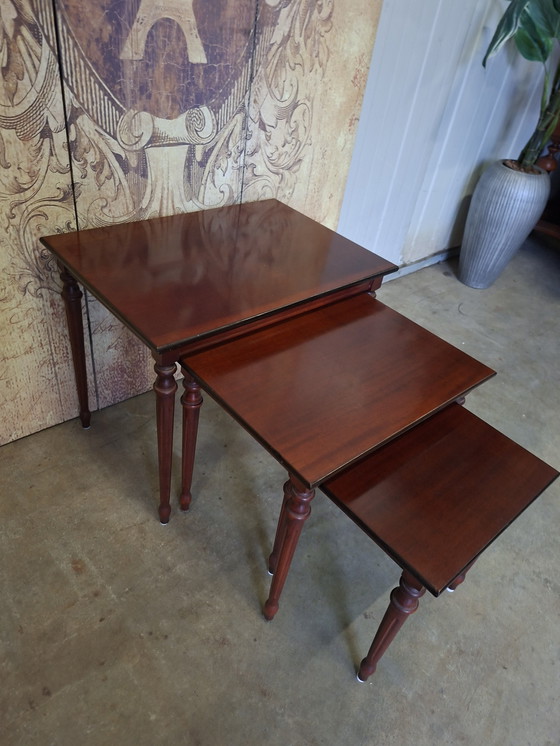 Image 1 of Set di tre tavolini classici, i cosiddetti tavolini ad incastro, dimensioni 55x38 cm e altezza 46 cm.