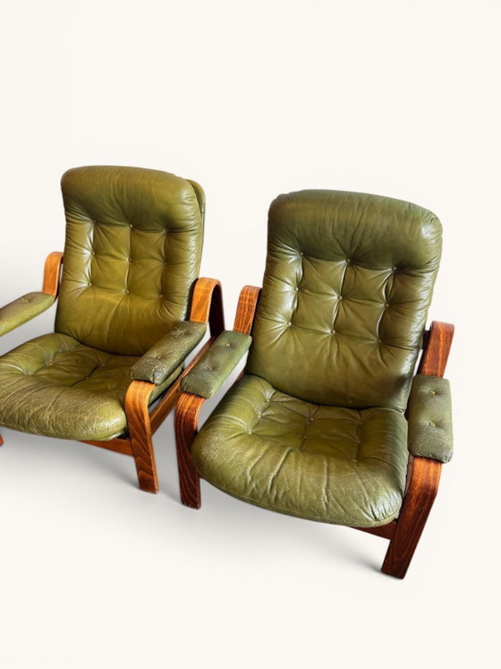 Juego de 2 sillones verde oliva – Göte Möbler, Suecia, años 70 – Sillas y sillones, Wood, Leather (photo 9 of 10)