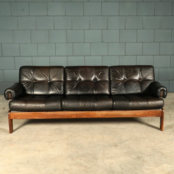 Image 1 of Divano in pelle nera di metà secolo – struttura in legno – anni '60