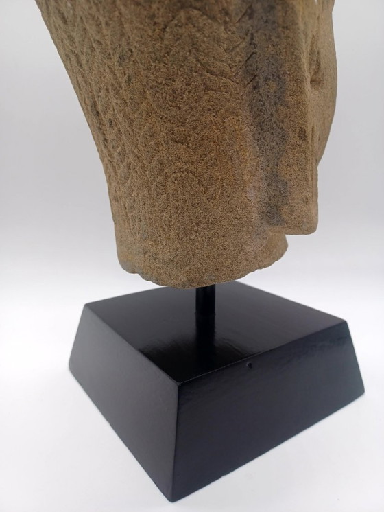 Image 1 of Scultura di una testa della dea chiamata Uma in pietra di Angkor, arte Khmer