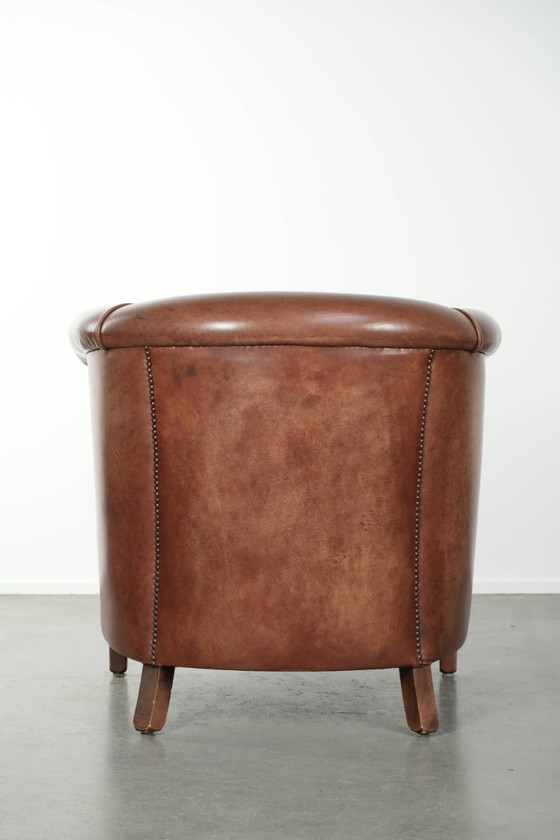 Image 1 of Rundleren clubfauteuil in een mooie donkere cognac kleur in Engelse stijl
