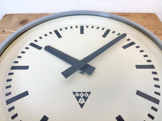 Image 1 of Industriële lichtgrijze fabriekswandklok van Pragotron, jaren 60