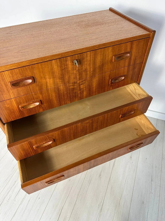 Image 1 of Vintage Deense teakhouten commode, minimalistische dressoir in mid-century modern stijl, jaren 60