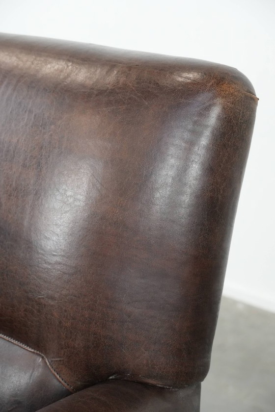 Image 1 of Sillón de piel de oveja con carácter y un hermoso color profundo.