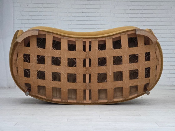 Image 1 of Deense "Banan" tweezitsbank uit de jaren 60, origineel olijfgroen meubelvelours.