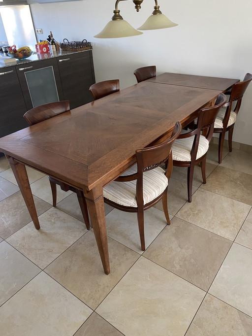 Tavolo da pranzo italiano con sedie