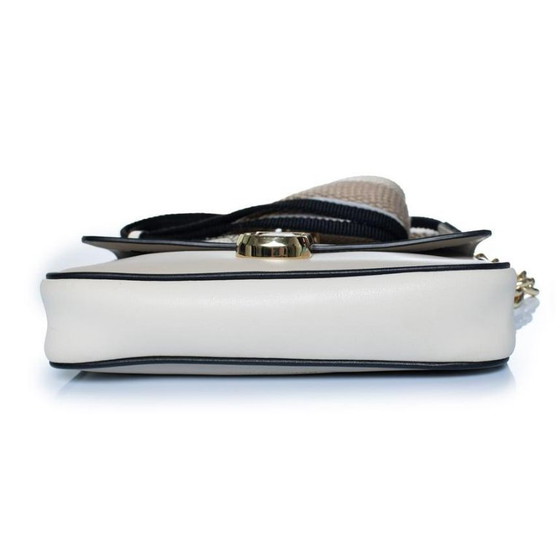 Image 1 of Borsa a tracolla Marc Jacobs, modello J Marc, nei colori beige e nero.