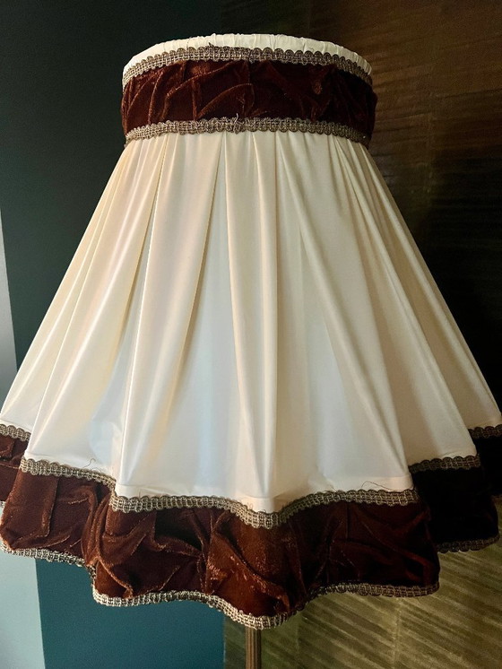 Image 1 of Lámpara de pie de latón macizo de mediados de siglo con patas de león. Pantalla muy sólida y elaborada, con ribete de terciopelo