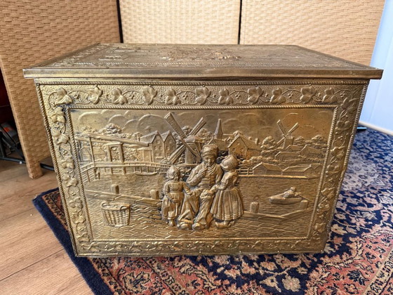 Messing-Aufbewahrungstruhe mit Relief holländischer Szenen, Aufbewahrungsschrank, Holz, Gold, Vintage (Foto 2 von 13)