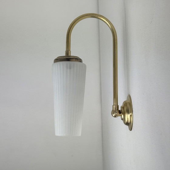 Image 1 of PAIRE D’APPLIQUES EN OPALINE ET LAITON VINTAGE