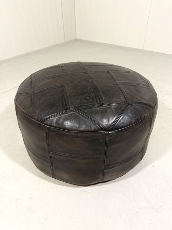 Image 1 of Pouf De Sede in pelle nera con inserti patchwork, anni '70