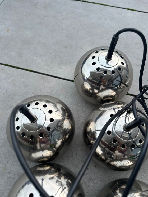Pendelleuchte mit fünf sphärischen Chromschirmen, Pendelleuchten, Metall, Silber, Mid Century Modern (Foto 10 von 12)