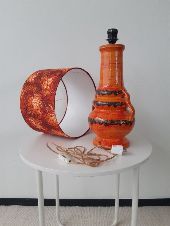 Image 1 of Grote vintage oranje keramieken tafellamp, vintage/retro fat lava lampenvoet met nieuwe handgemaakte lampenkap van originele vin