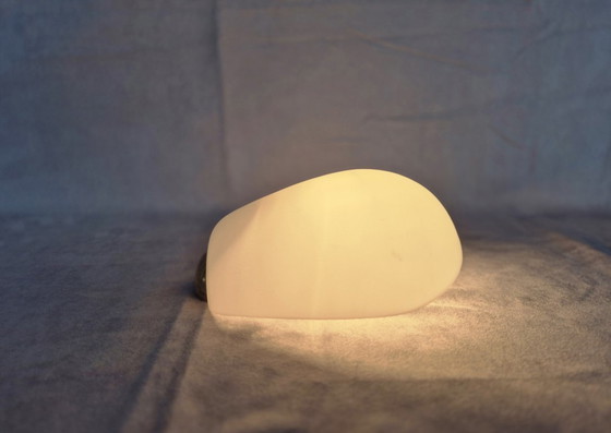 Image 1 of Elegante lampada da parete Peill & Putzler, anni '60, vetro opalino e ottone – Luce calda e soffusa.