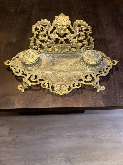 Rijk gedecoreerde antieke inktset van messing met mascaron – 19e eeuw