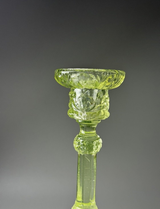Paar antieke kandelaars van uraniumglas in de vorm van een dolfijn – Vallerysthal & Portieux, Frankrijk, (photo 4 of 15)