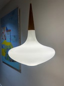 Suspension en Teck et Opaline Louis Kalff
