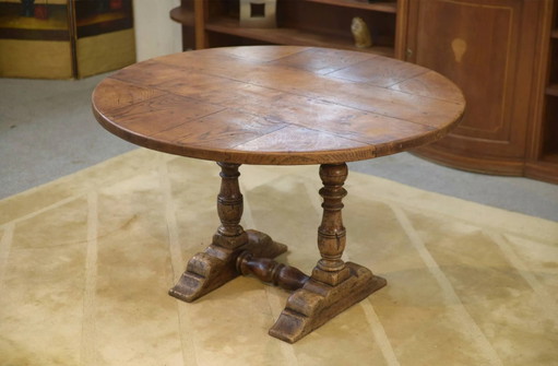 Circular oak table from the early 20th century.