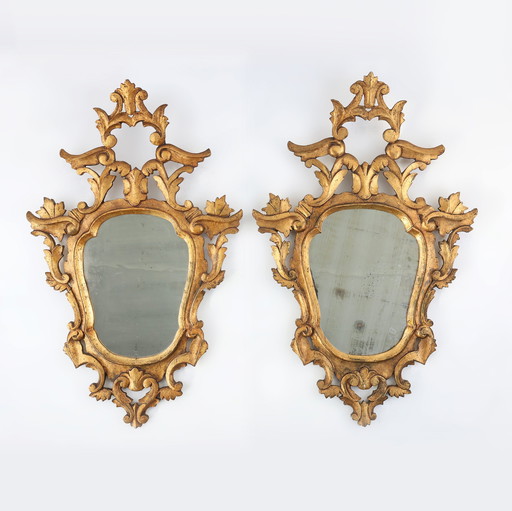 Paire de deux miroirs en bois doré de style rococo vénitien, vers 1850 Italie