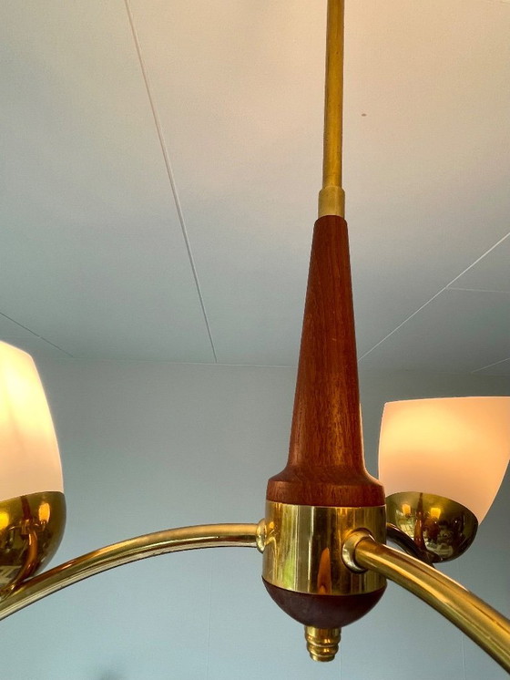 Image 1 of Mid-Century Kronleuchter aus Teak & Messing mit Schirmen aus Milchglas