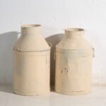 Set of two antique painted tin milk cans – Poland, circa 1950 – Decorative Objects, Iron, Rustic (photo 6 of 10)