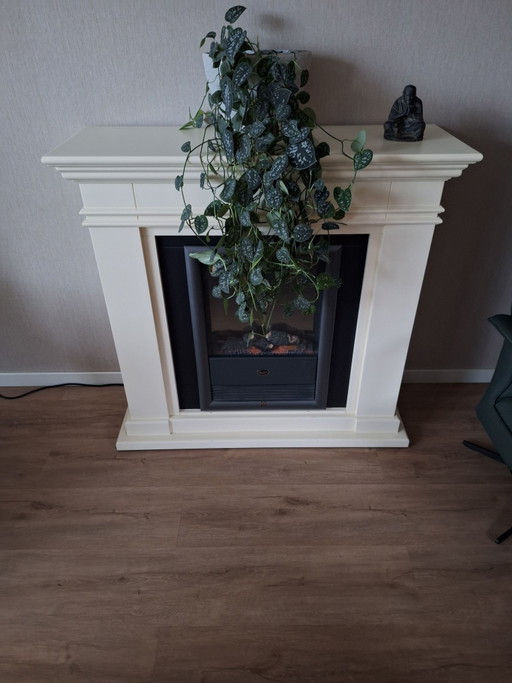 Chimenea eléctrica con marco de madera