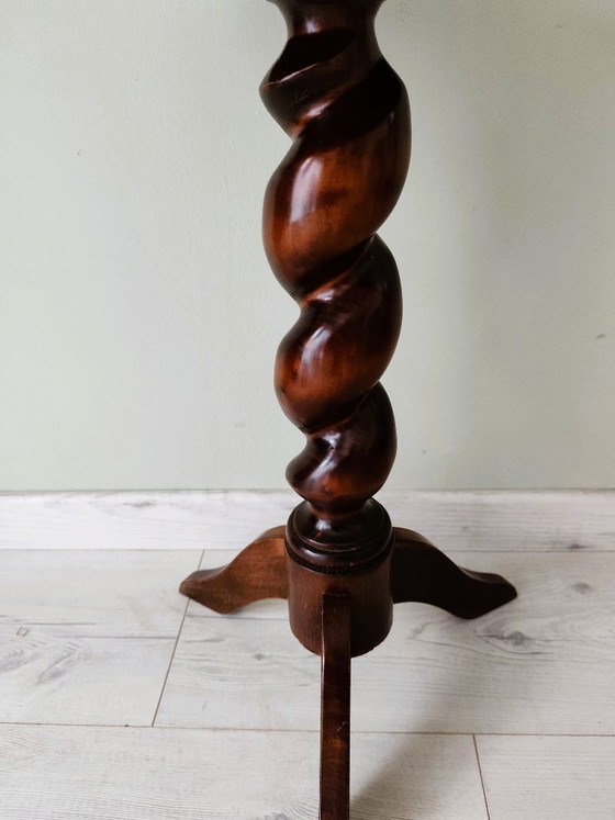 Mesita auxiliar antigua de madera maciza con patas torneadas. – Mesas auxiliares, Wood (photo 3 of 11)