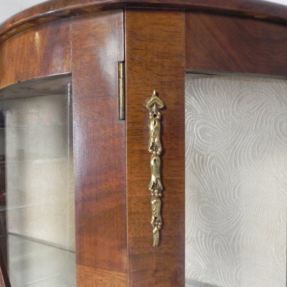 Image 1 of Engelse Art Deco vitrinekast op sierlijke poten, jaren 30