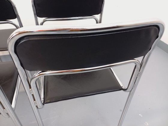 Image 1 of Suite de 6 chaises italiennes empilables vintage en métal chromé et skai noir des années 70 80
