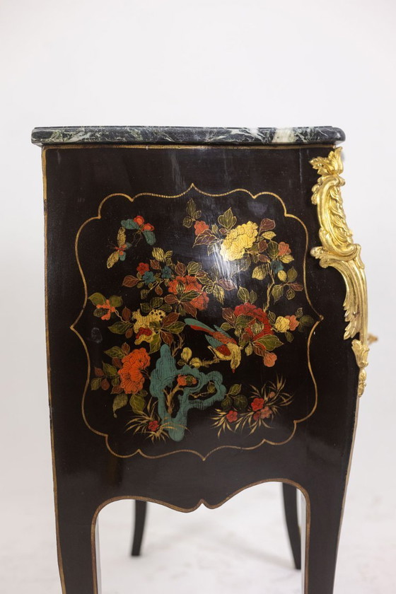Image 1 of Commode sauteuse de style Louis XV en laque. Années 1950.