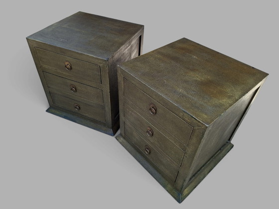 2 Comodini unici rivestiti in shagreen, cassettiere, dimensioni: 50x50cm e 50cm di altezza. – Leather, Wood (photo 2 of 6)