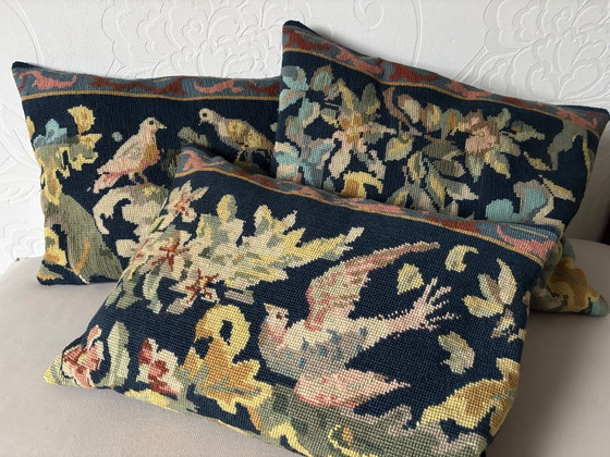 Image 1 of Cuscini con decorazioni di uccelli, ricamati a mano, anni '30