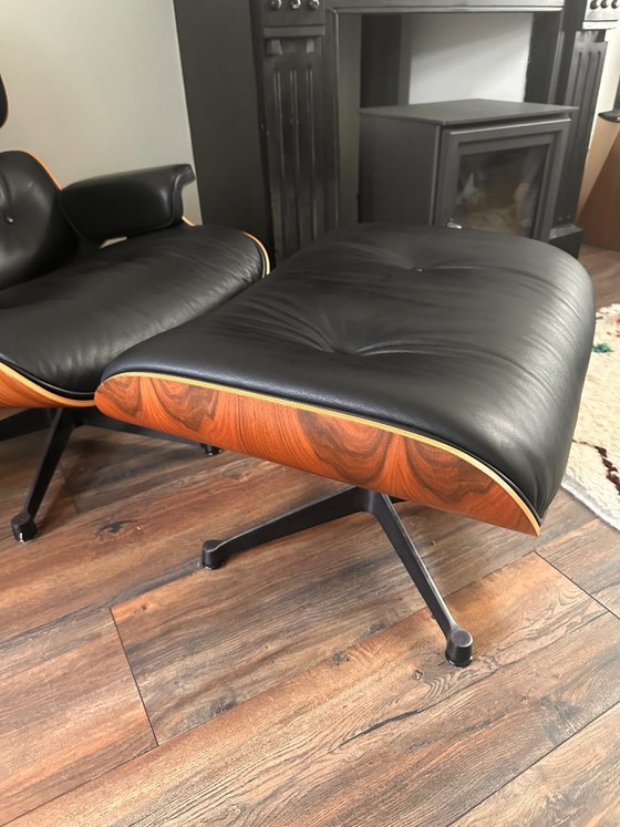 Image 1 of Le fauteuil et le repose-pieds Eames | Charles & Ray Eames