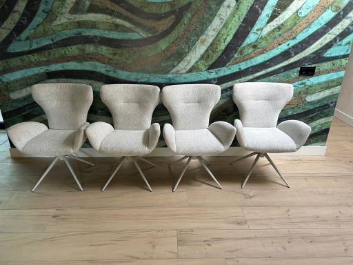 4 beautiful new chairs, like new.