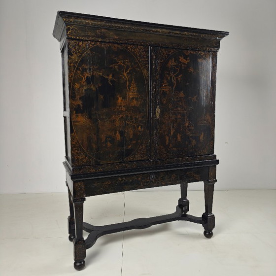 Image 1 of Ein seltener niederländischer Chinoiserie-Schrank aus dem frühen 18. Jahrhundert, lackiert, um 1700.