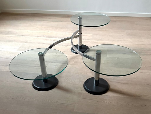 Nella forma del tavolino da caffè 'multi Level' di Ronald Schmitt Design.