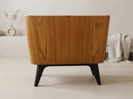 Volledig gerestaureerd nachtkastje van Jindřich Halabala voor UP Závody, Mid-Century Modern, jaren 50, (photo 5 of 16)