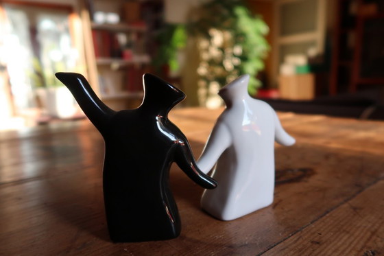 Image 1 of Saliera e pepiera moderne in ceramica, figure antropomorfe in bianco e nero - 2C34