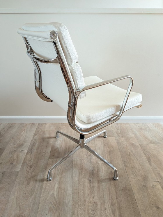 Image 1 of Vintage bureaustoel met zachte zitting en vierpootonderstel – toegeschreven aan ICF / Eames EA 208