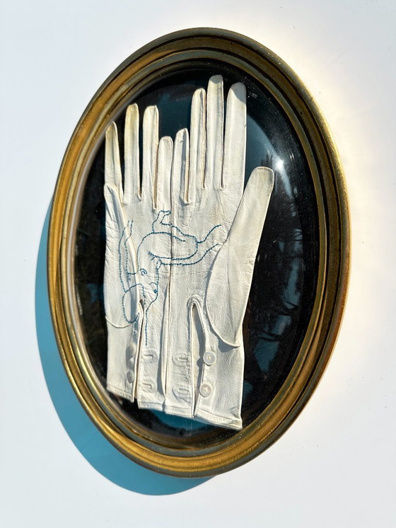 Image 1 of Tableau vintage "broderie sur gants de cuir" cadre ovale en bois doré par Sophie Lecha