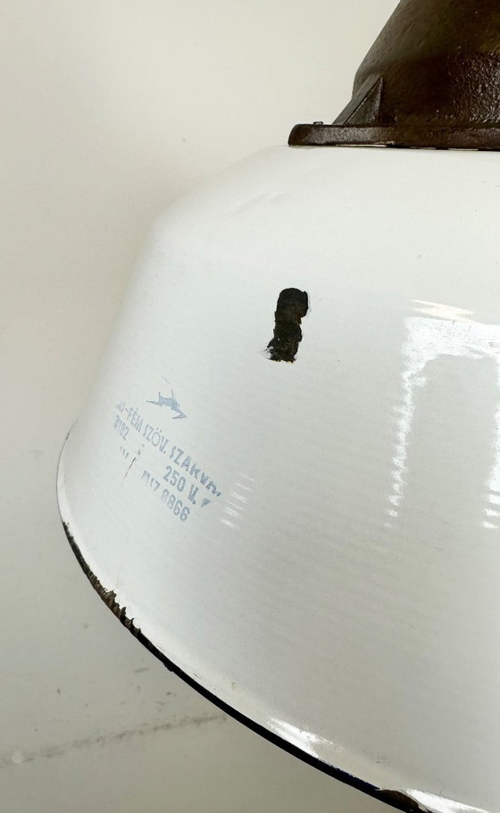 Image 1 of Industrielle Pendelleuchte aus weißem Emaille und Gusseisen, 1960er Jahre