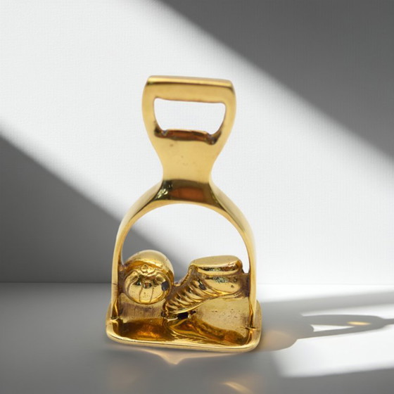 Image 1 of Apribottiglie vintage in ottone a forma di pallone da calcio: regalo perfetto per articoli sportivi da bar