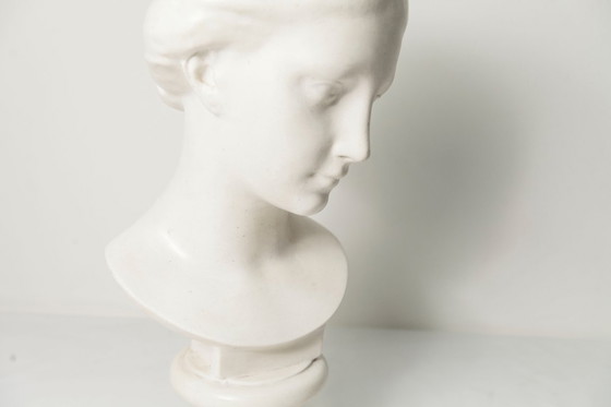 Image 1 of Busto de mármol de una mujer, 43 cm, Museo del Louvre, 1445