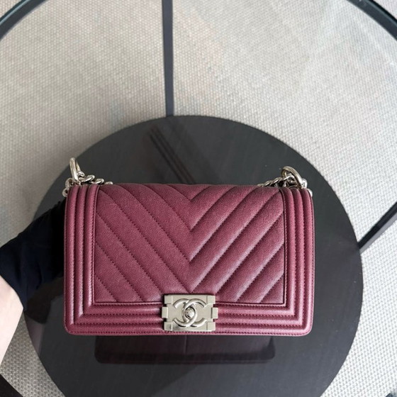 Image 1 of Chanel Boy Medium - Caviar 25CM Chevron Rood Goudkleurige Hardware Serie 28